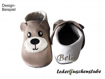 Lederpuschen beige-creme mit Bär (Ohr beige und Schnauze creme) sowie linke Ferse beige